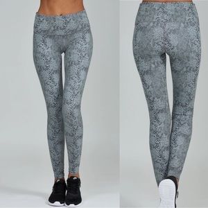 Noli Yoga Gloss Legging Python Print Size Small